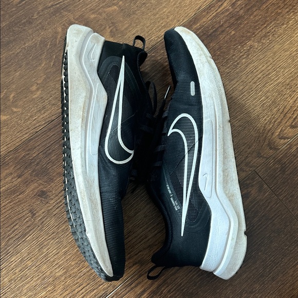 Nike Men's Black and White Sneakers - Picture 6 of 8